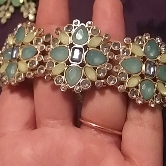 Mint Green Necklaces w/ Bracelet - Picture 4 of 4